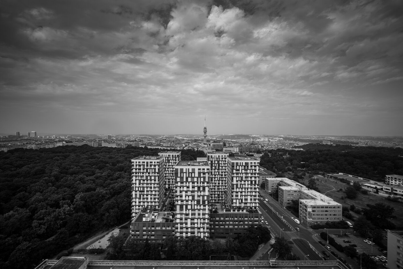 Výhled z Ústřední telekomunikační budovy v Praze směrem k Žižkovu