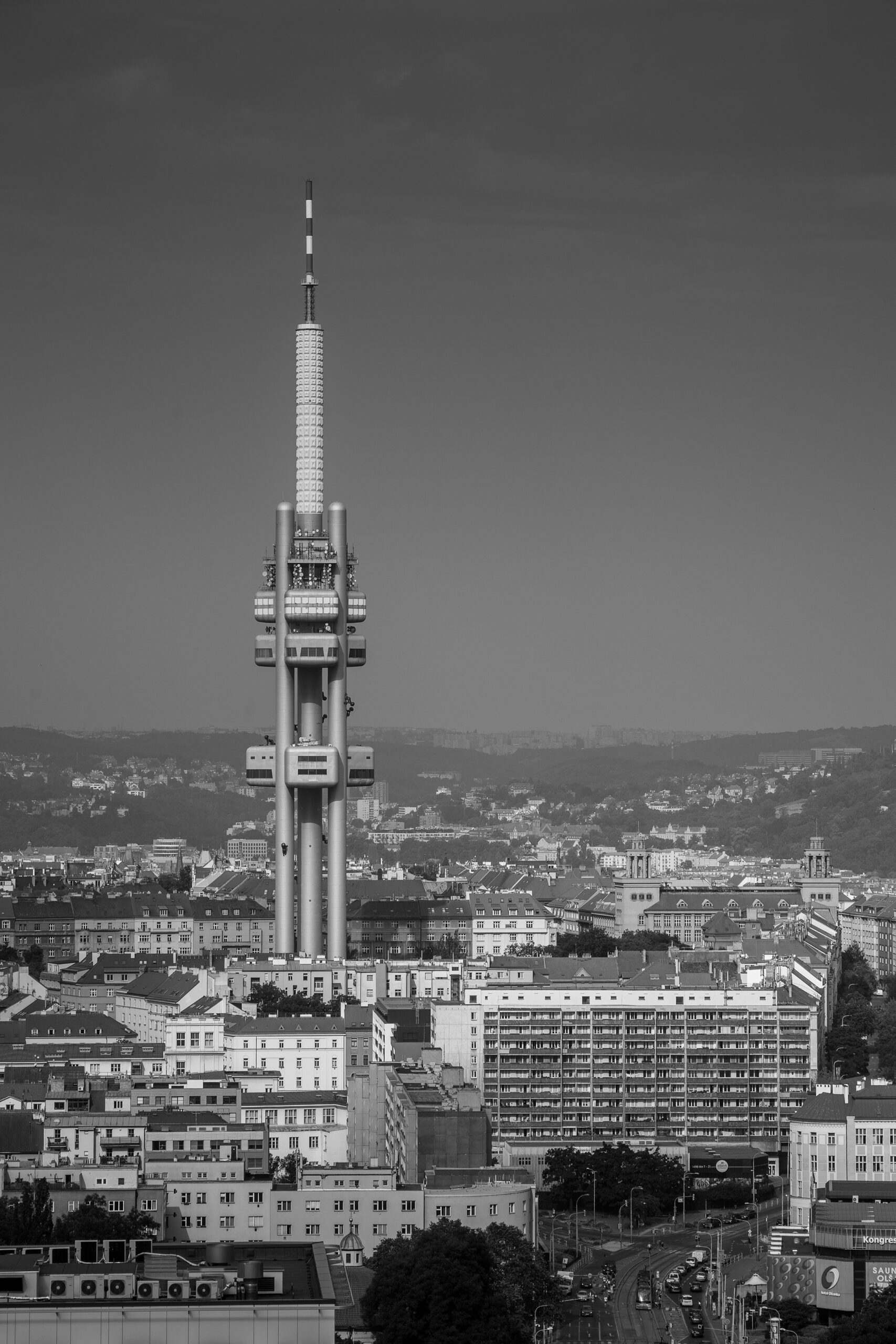 Žižkovská věž z Ústřední telekomunikační budovy v Praze 