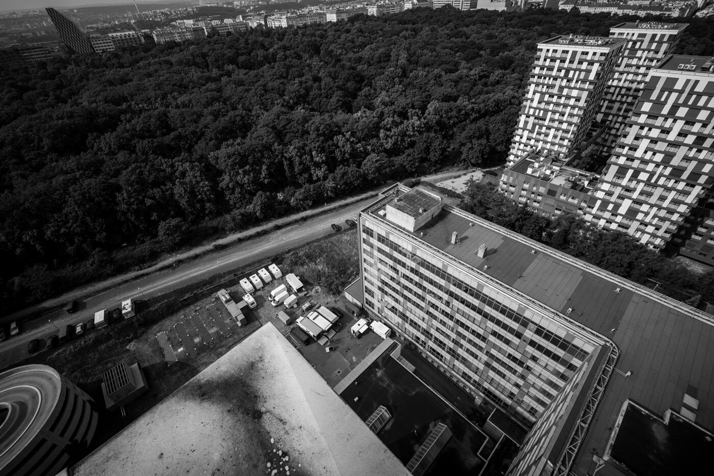 Výhled z Ústřední telekomunikační budovy v Praze směrem k ostatní žižkovské zástavbě.