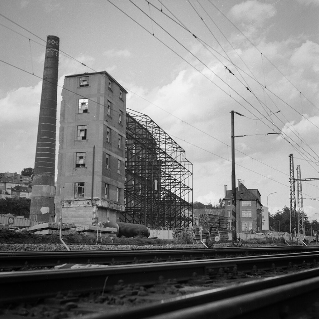 Analogová fotografie pořízená fotoaparátem Yashica mat 124g, 6x6, staré pekárny Odkolek ve Vysočanech, demolice, místa mého města