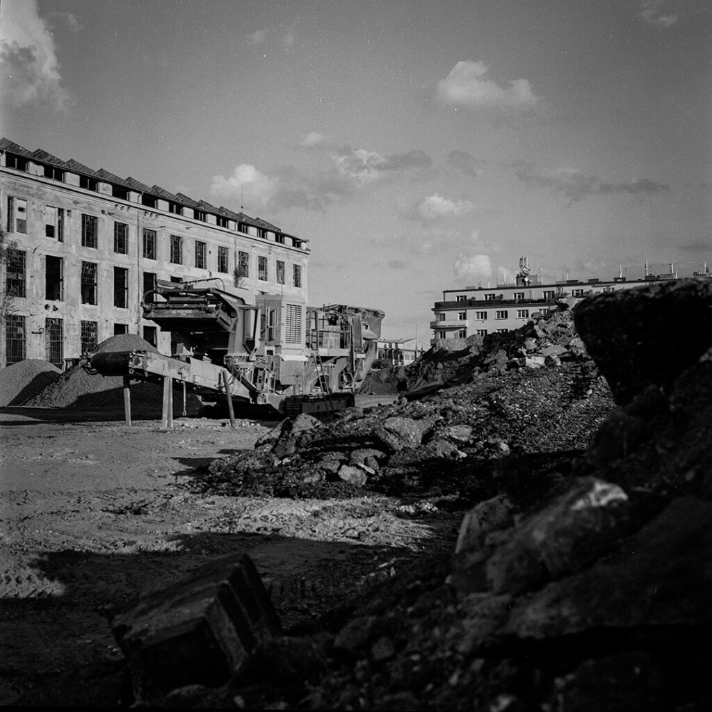 Analogová fotografie pořízená fotoaparátem Yashica mat 124g, 6x6, stavba kolem ČKD ve Vysočanech, místa mého města