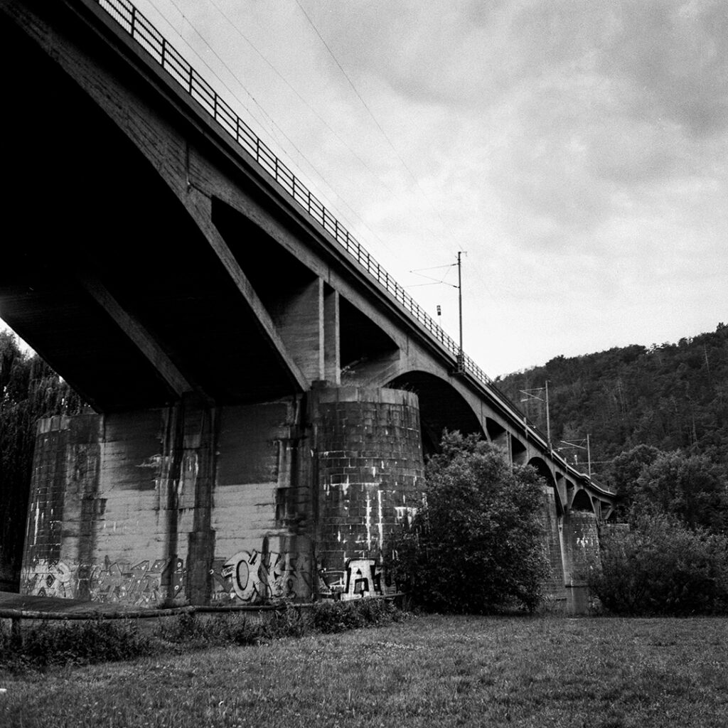 Analogová fotografie pořízená fotoaparátem Yashica mat 124g, 6x6, pod mostem Inteligence v Praze, místa mého města