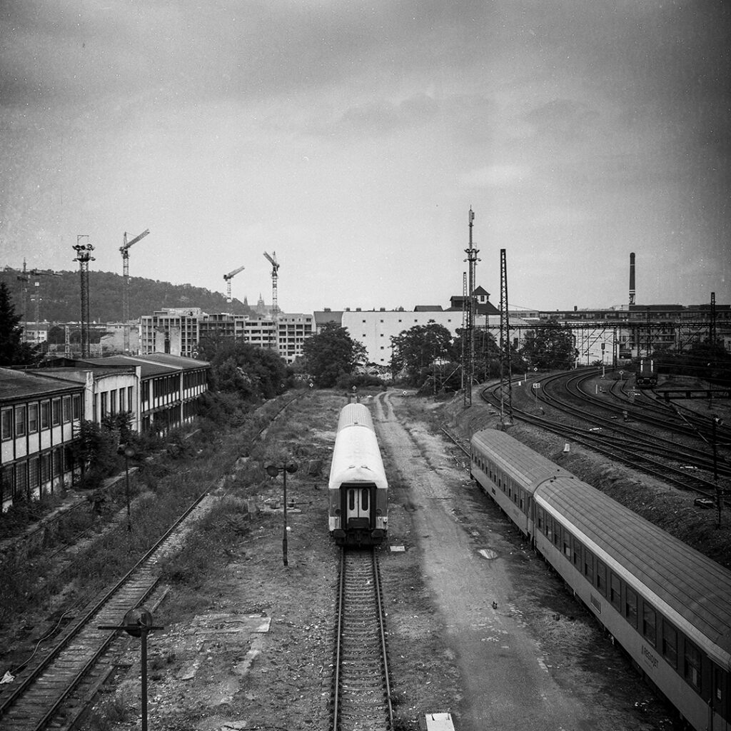 Analogová fotografie pořízená fotoaparátem Yashica mat 124g, 6x6, Smíchovské nádraží v Praze, místa mého města