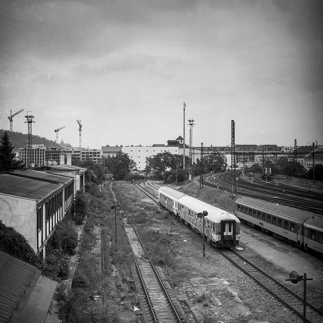 Analogová fotografie pořízená fotoaparátem Yashica mat 124g, 6x6, Smíchovské nádraží v Praze, místa mého města
