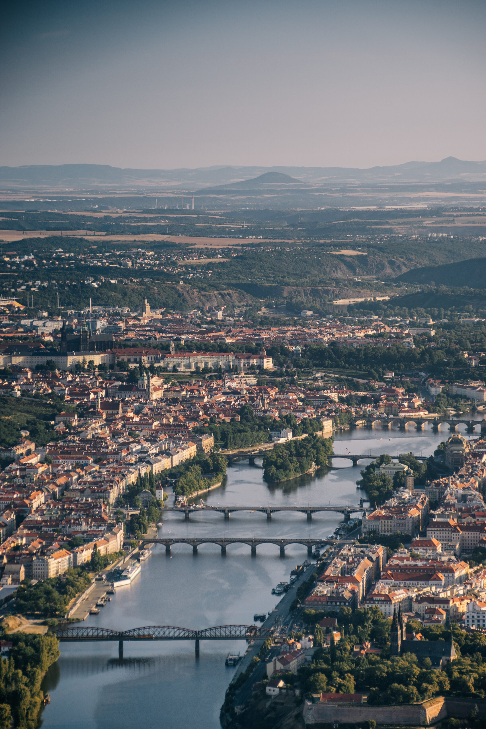 Výhled na Prahu z balónu. Pražské mosty. Místa mého města.
