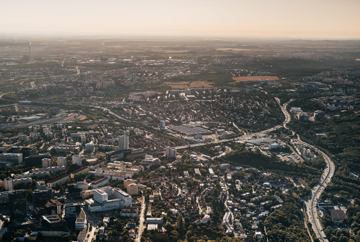 Výhled na Prahu z balónu. Jižní spojku, pražský okruh. Místa mého města.