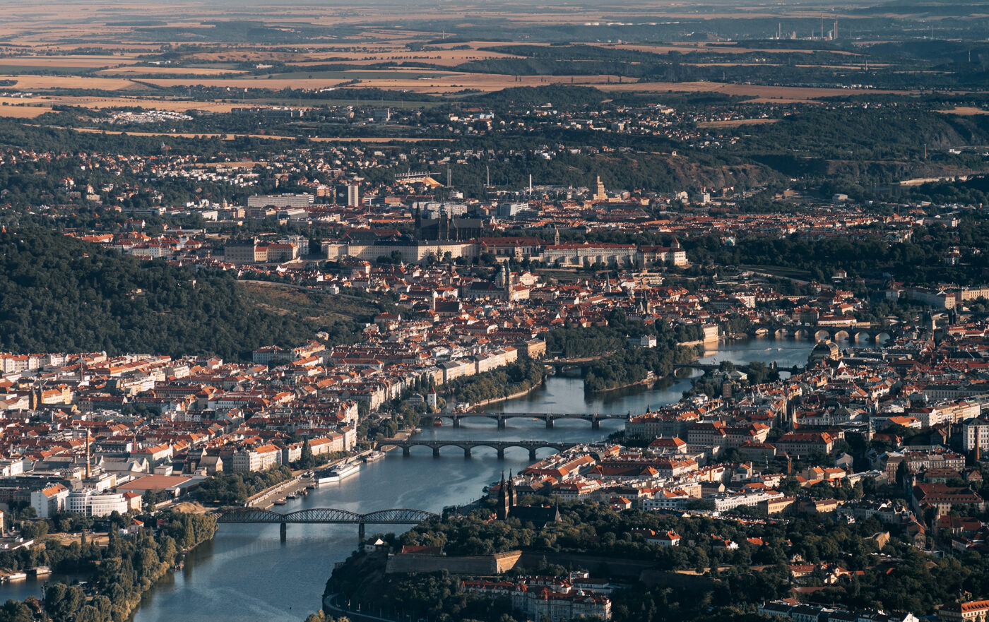 Výhled na Prahu z balónu. Pražské mosty. Místa mého města.