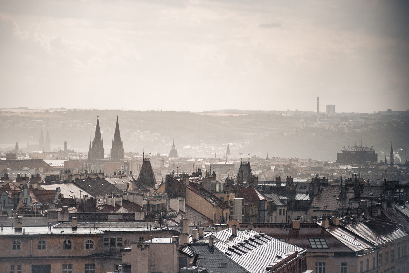 Meziměstská telegrafní a telefonní ústředna Žižkov.
Výhled z Městské telefonní ústředny ve Fibichově ulici. Praha v dešti.