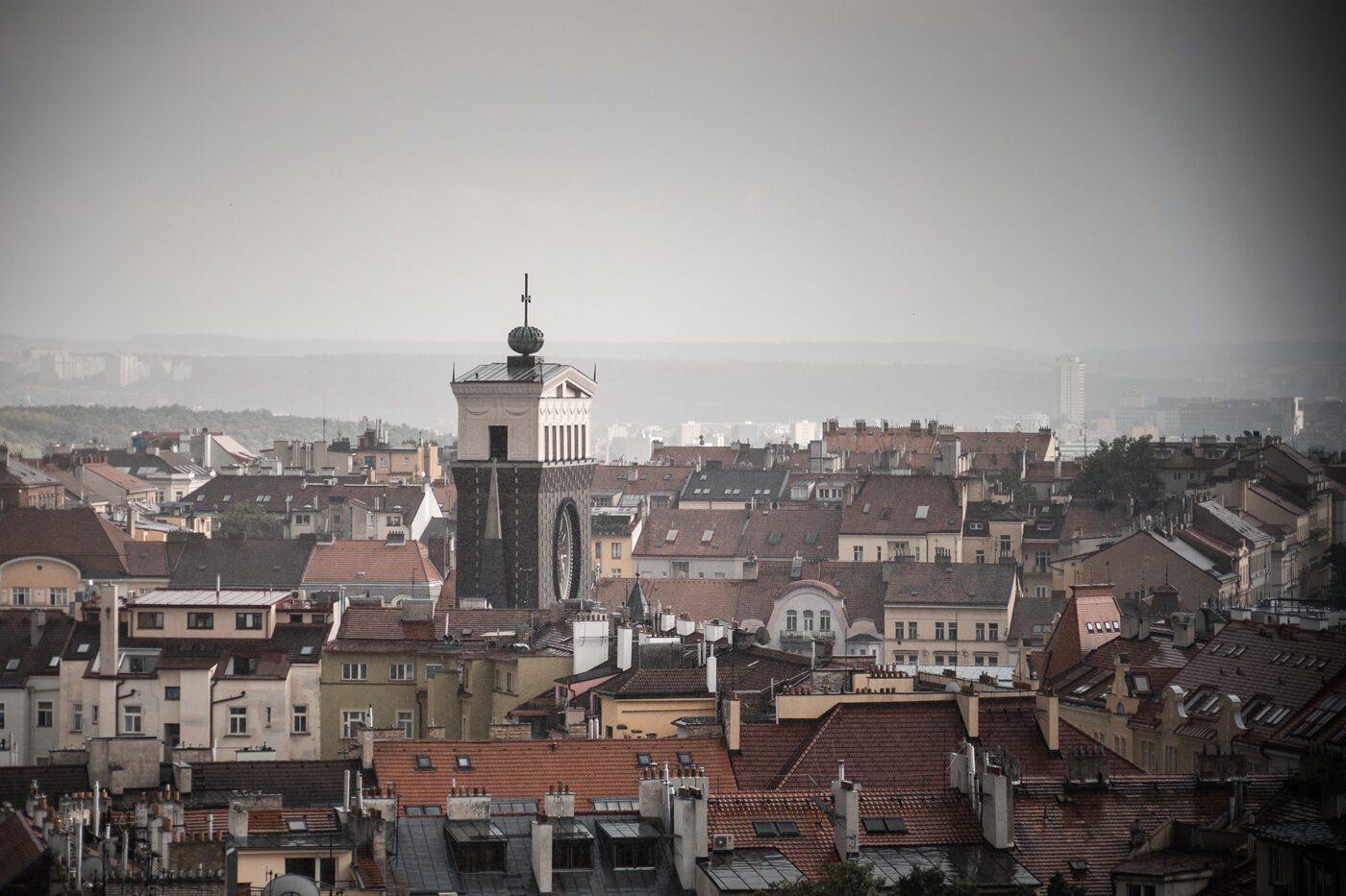 Meziměstská telegrafní a telefonní ústředna Žižkov.
Výhled z Městské telefonní ústředny ve Fibichově ulici. Praha v dešti.