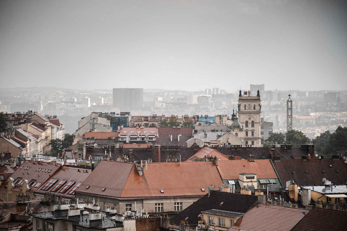 Meziměstská telegrafní a telefonní ústředna Žižkov.
Výhled z Městské telefonní ústředny ve Fibichově ulici. Praha v dešti.