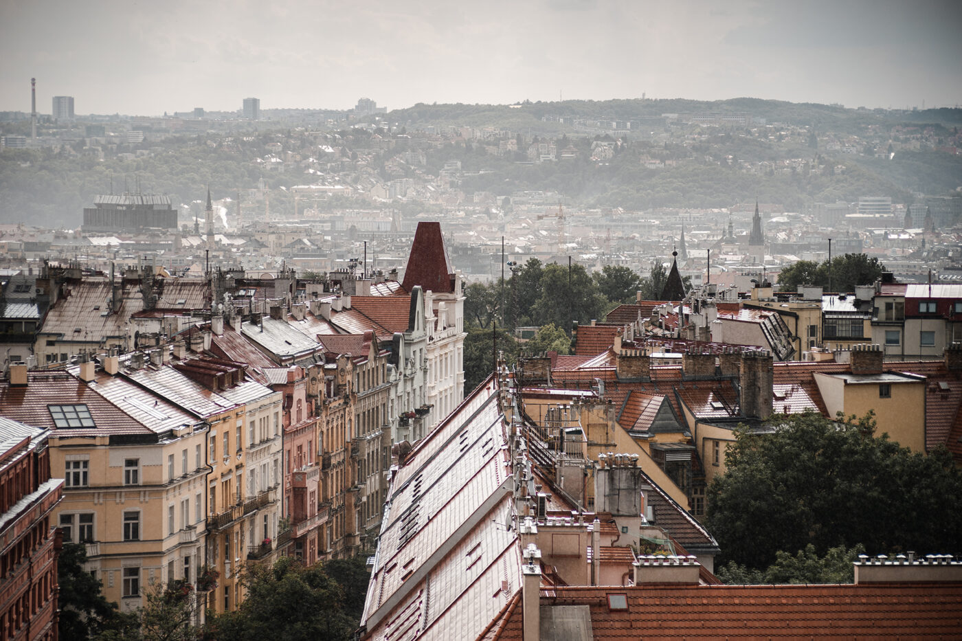 Meziměstská telegrafní a telefonní ústředna Žižkov.
Výhled z Městské telefonní ústředny ve Fibichově ulici. Praha v dešti.