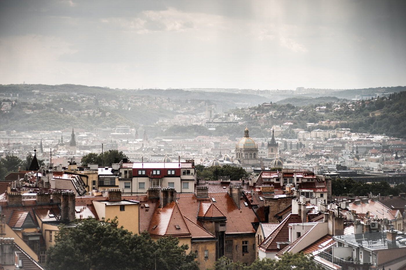 Meziměstská telegrafní a telefonní ústředna Žižkov.
Výhled z Městské telefonní ústředny ve Fibichově ulici. Praha v dešti.