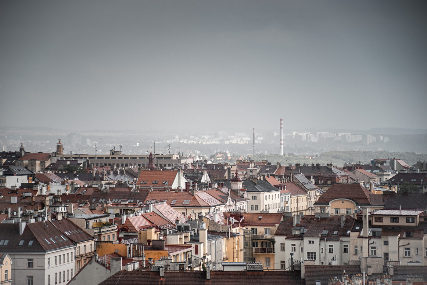 Meziměstská telegrafní a telefonní ústředna Žižkov.
Výhled z Městské telefonní ústředny ve Fibichově ulici. Praha v dešti.