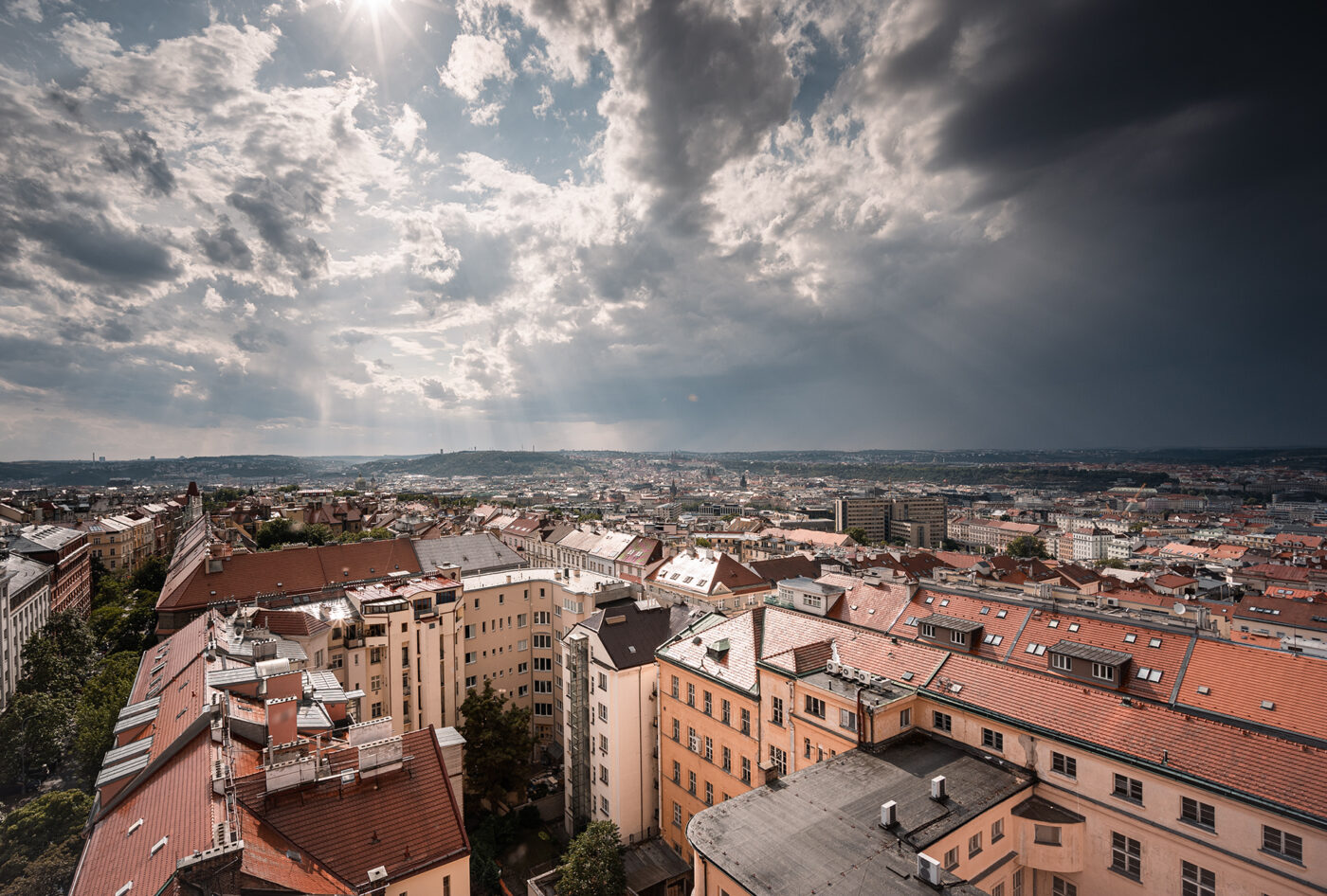 Meziměstská telegrafní a telefonní ústředna Žižkov.
Výhled z Městské telefonní ústředny ve Fibichově ulici. Praha v dešti.