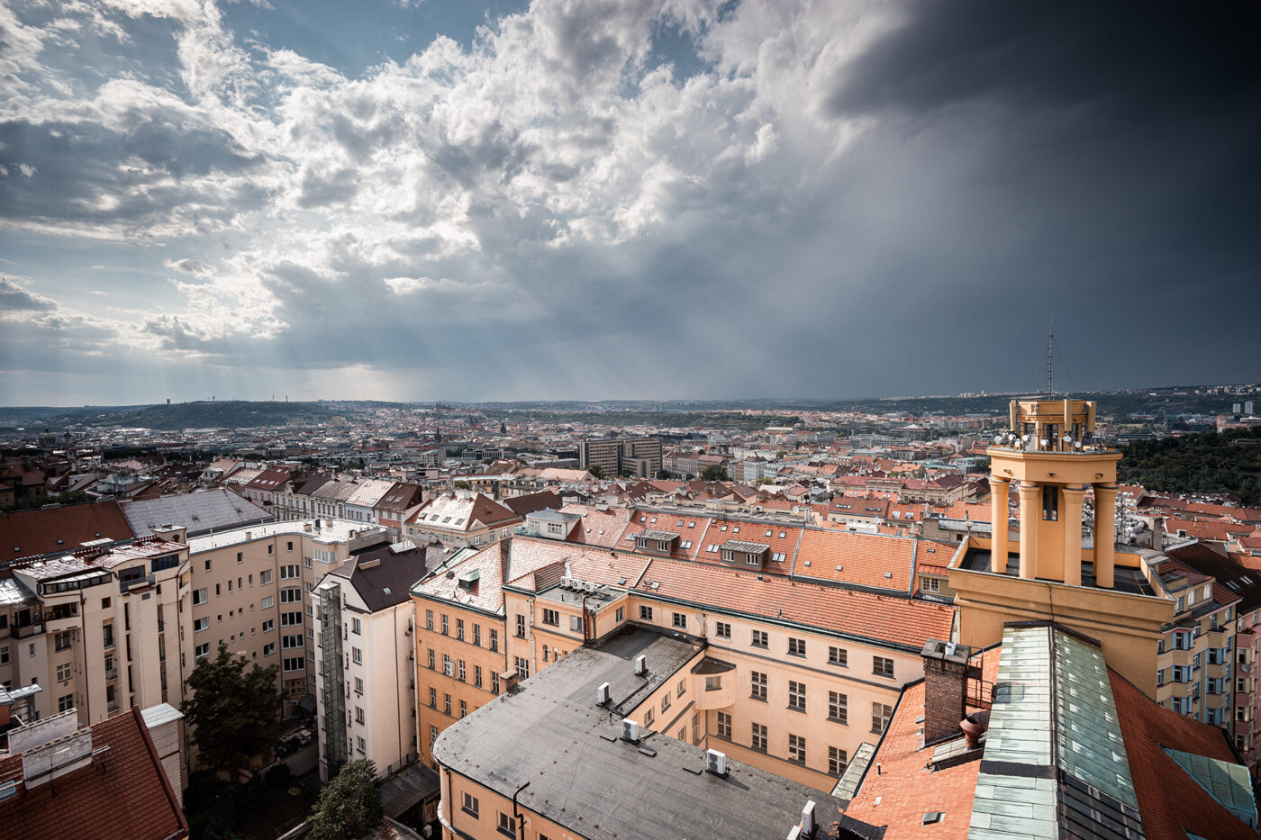 Meziměstská telegrafní a telefonní ústředna Žižkov.
Výhled z Městské telefonní ústředny ve Fibichově ulici.