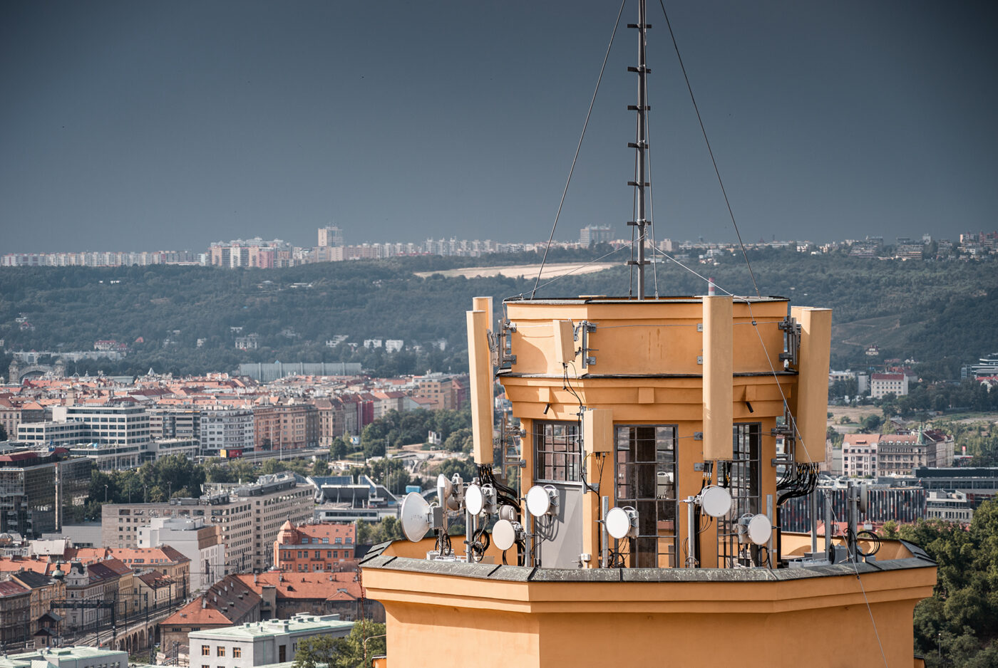 Meziměstská telegrafní a telefonní ústředna Žižkov.
Výhled z Městské telefonní ústředny ve Fibichově ulici. Druhá věž.