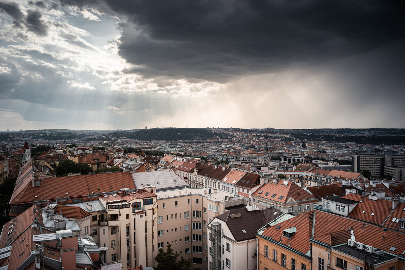 Meziměstská telegrafní a telefonní ústředna Žižkov.
Výhled z Městské telefonní ústředny ve Fibichově ulici. Praha v dešti.