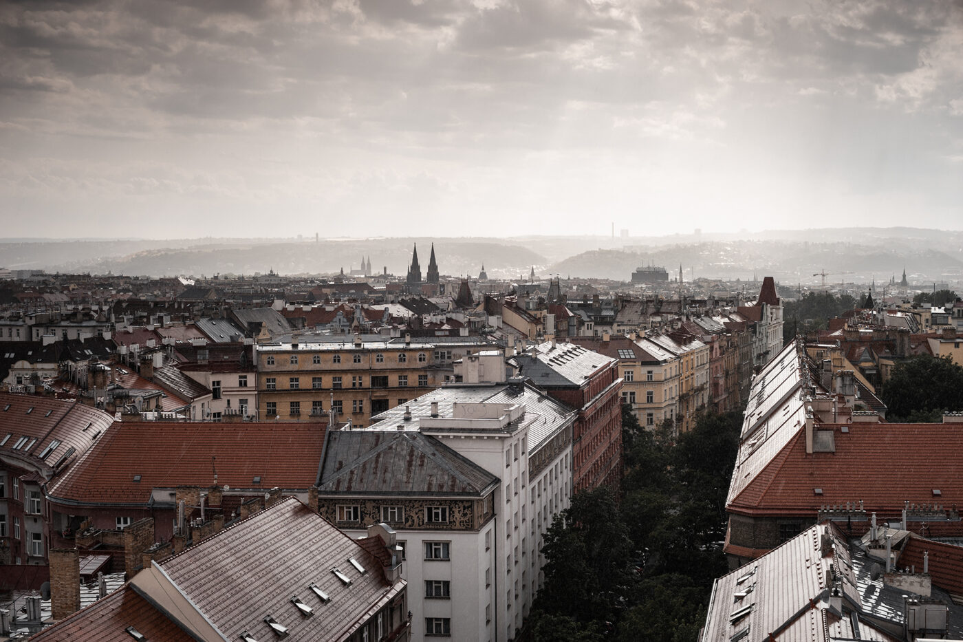 Meziměstská telegrafní a telefonní ústředna Žižkov.
Výhled z Městské telefonní ústředny ve Fibichově ulici. Praha v dešti.