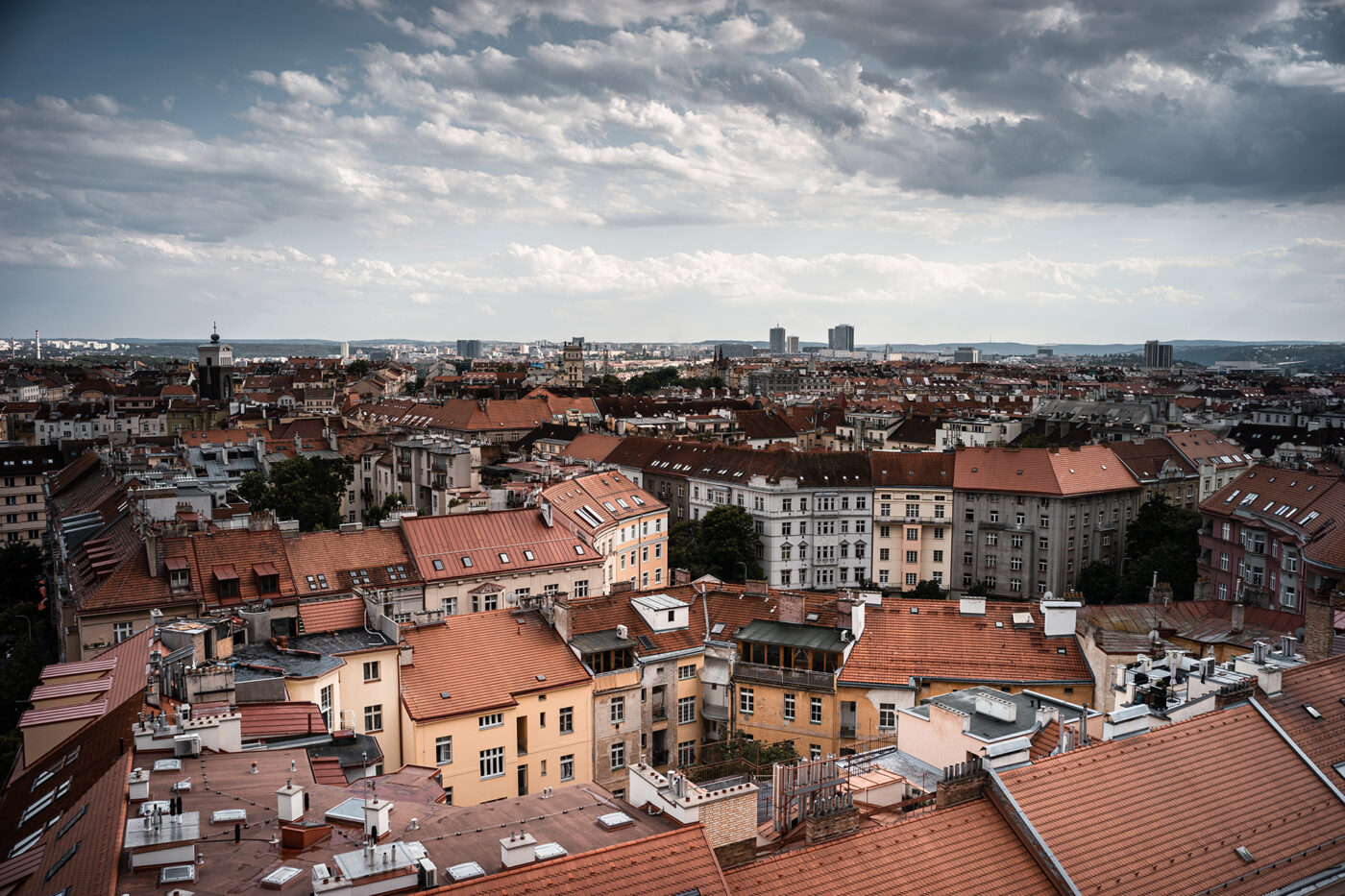 Meziměstská telegrafní a telefonní ústředna Žižkov.
Výhled z Městské telefonní ústředny ve Fibichově ulici. Praha v dešti.