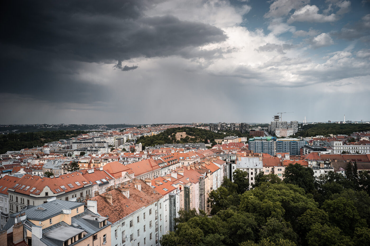 Meziměstská telegrafní a telefonní ústředna Žižkov.
Výhled z Městské telefonní ústředny ve Fibichově ulici. Praha v dešti.