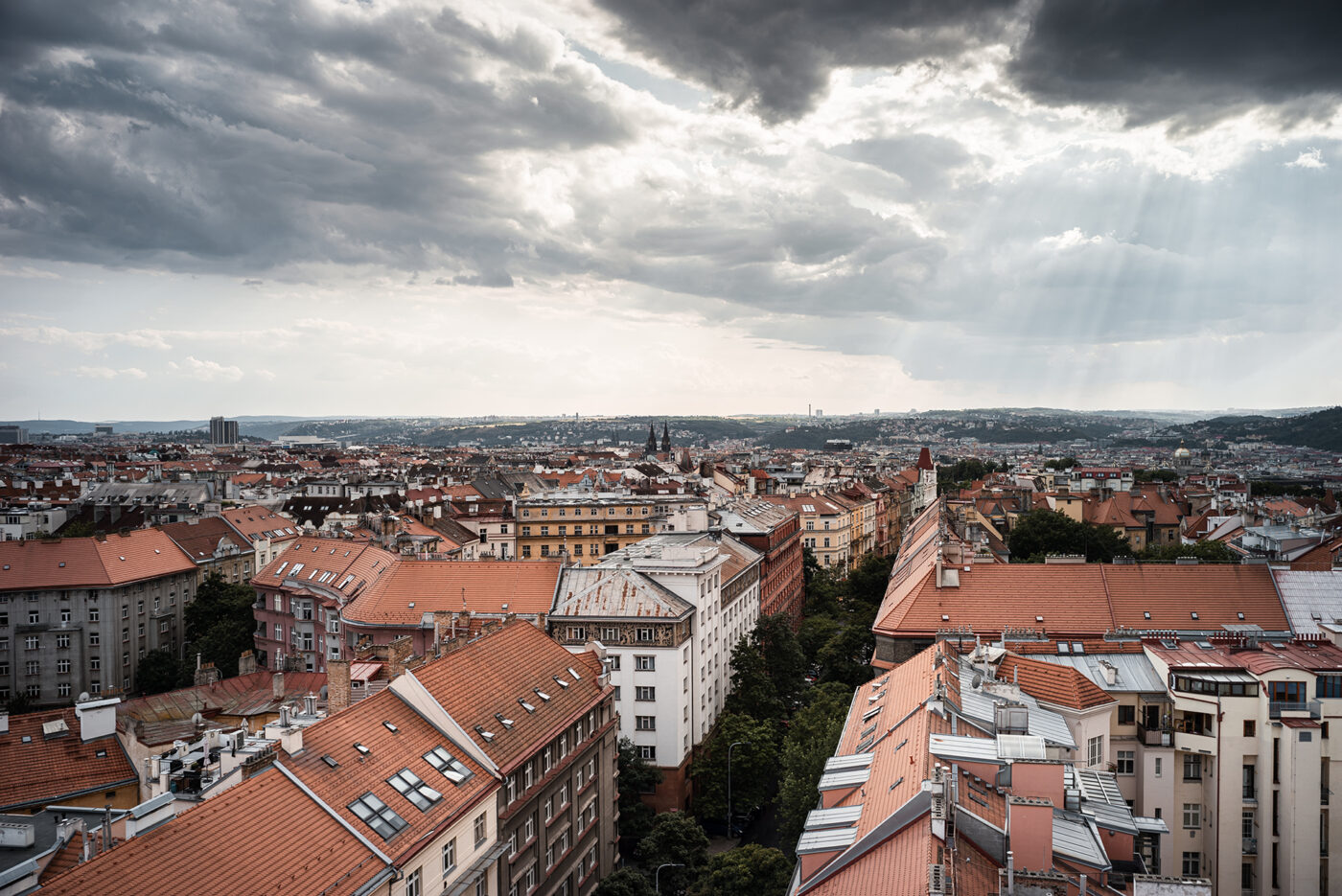 Meziměstská telegrafní a telefonní ústředna Žižkov.
Výhled z Městské telefonní ústředny ve Fibichově ulici. Praha v dešti.