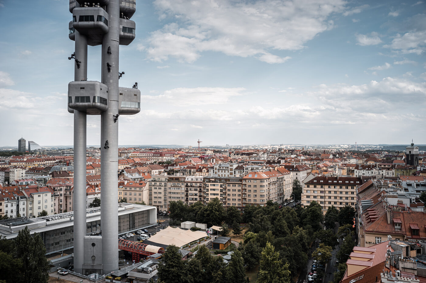 Meziměstská telegrafní a telefonní ústředna Žižkov.
Výhled z Městské telefonní ústředny ve Fibichově ulici. Žižkovská televizní věž.