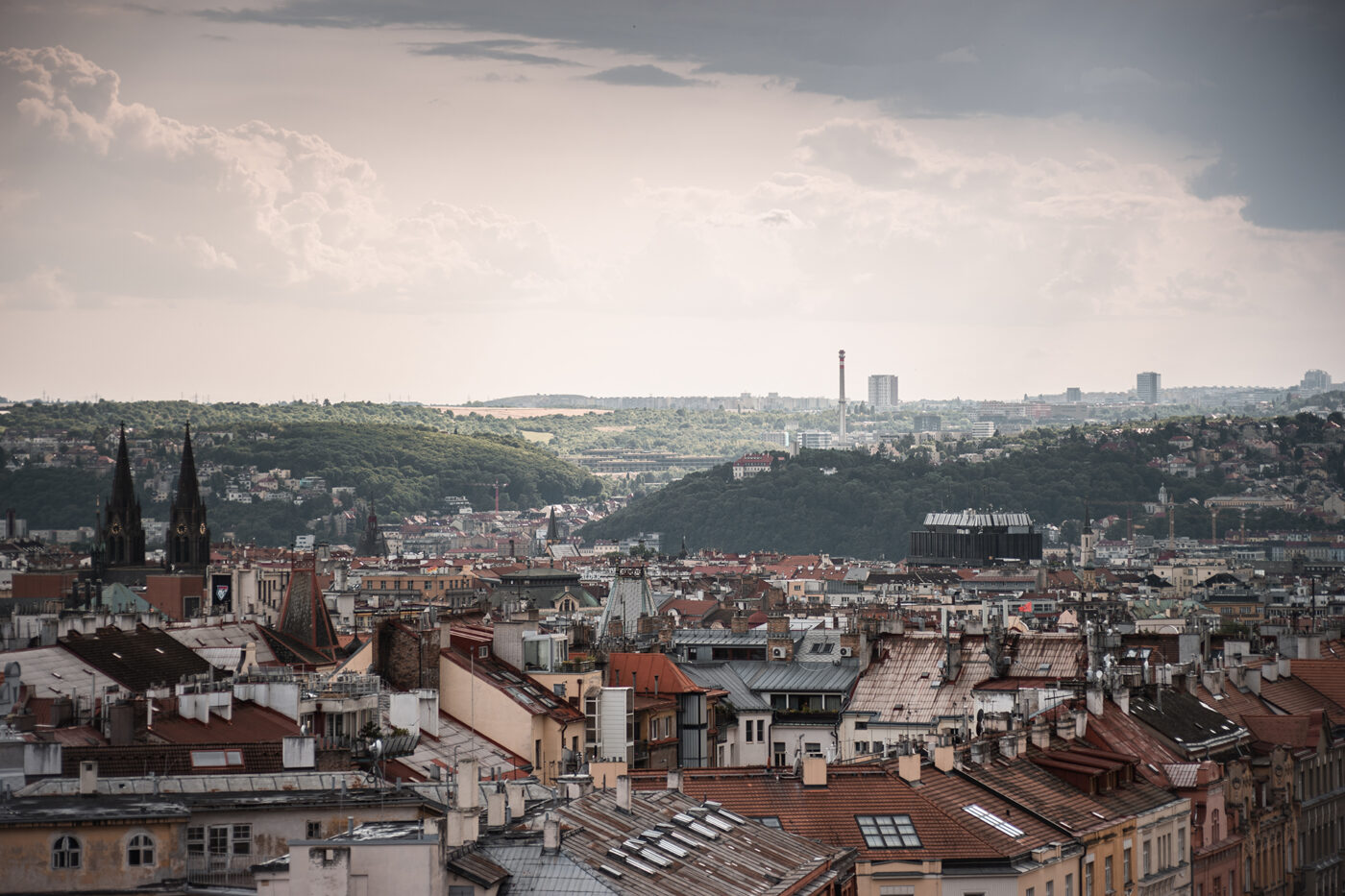 Meziměstská telegrafní a telefonní ústředna Žižkov.
Výhled z Městské telefonní ústředny ve Fibichově ulici. Praha v dešti.