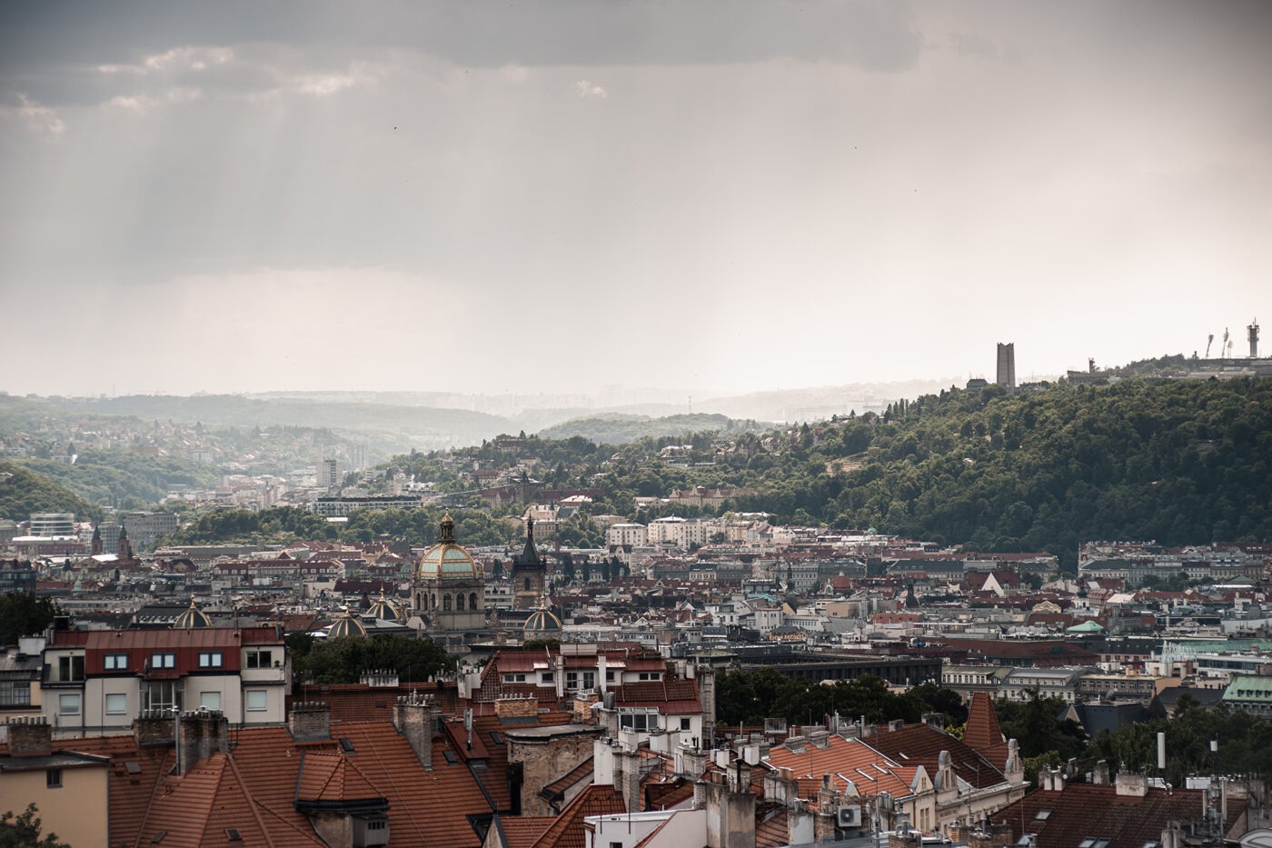 Meziměstská telegrafní a telefonní ústředna Žižkov.
Výhled z Městské telefonní ústředny ve Fibichově ulici. Praha v dešti.