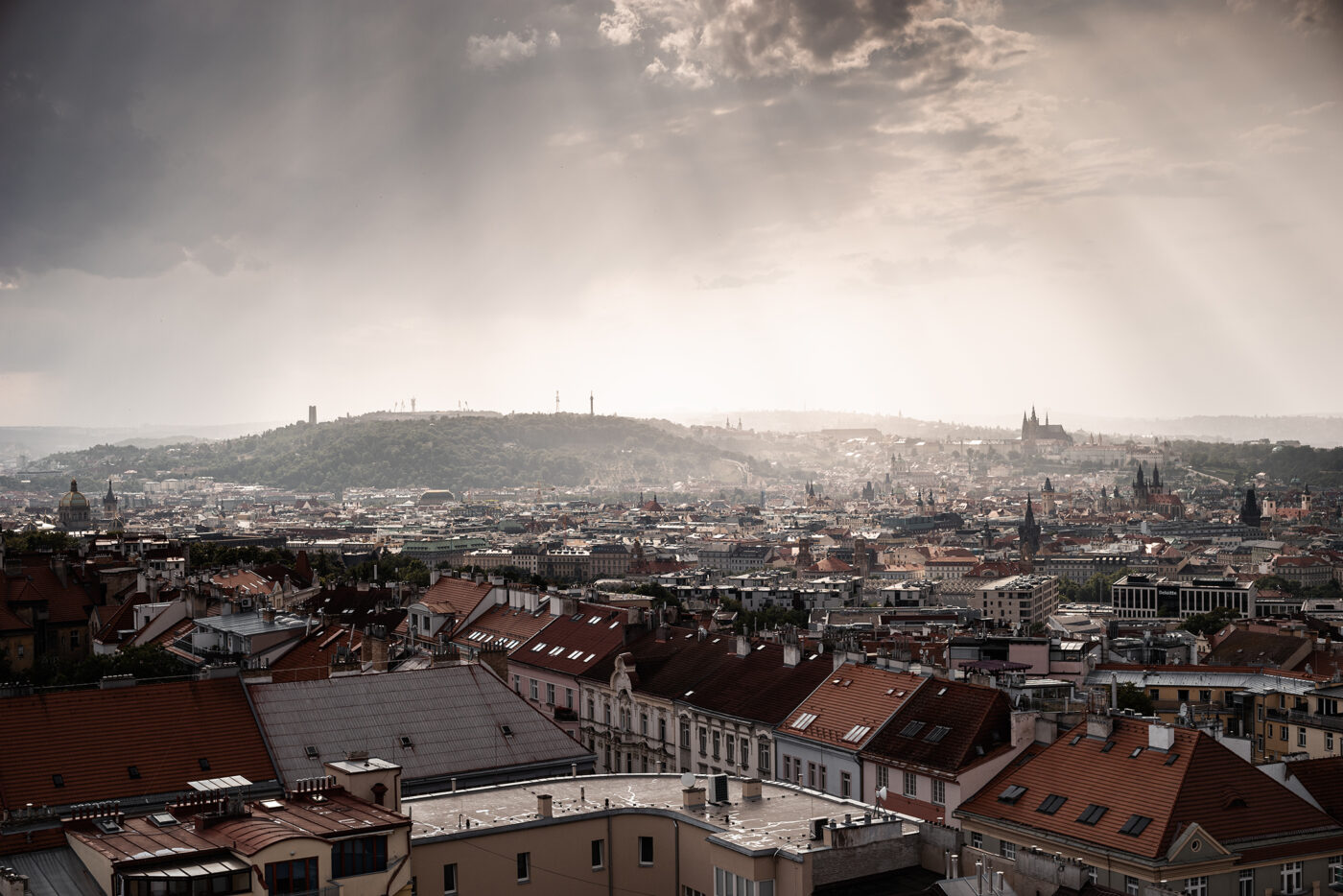 Meziměstská telegrafní a telefonní ústředna Žižkov.
Výhled z Městské telefonní ústředny ve Fibichově ulici. Praha v dešti.