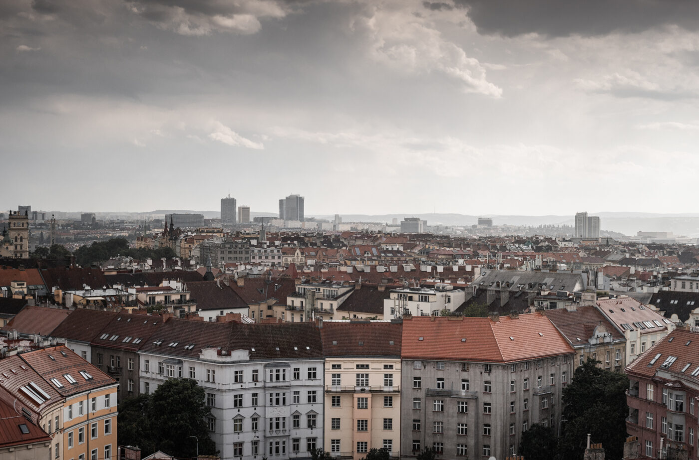 Meziměstská telegrafní a telefonní ústředna Žižkov.
Výhled z Městské telefonní ústředny ve Fibichově ulici. Praha v dešti.