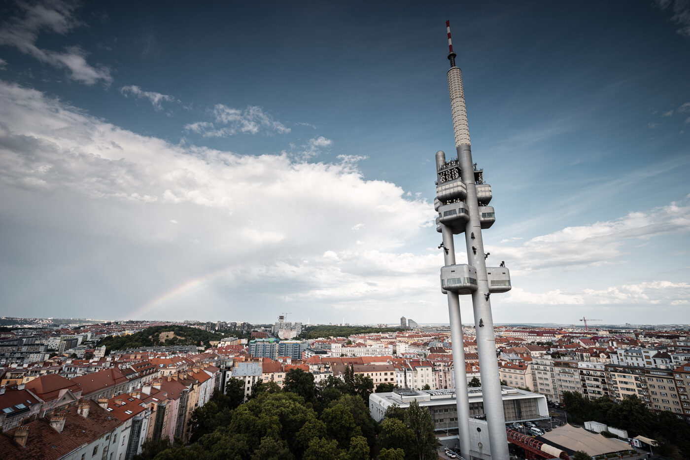 Meziměstská telegrafní a telefonní ústředna Žižkov.
Výhled z Městské telefonní ústředny ve Fibichově ulici. Žižkovský vysílač.