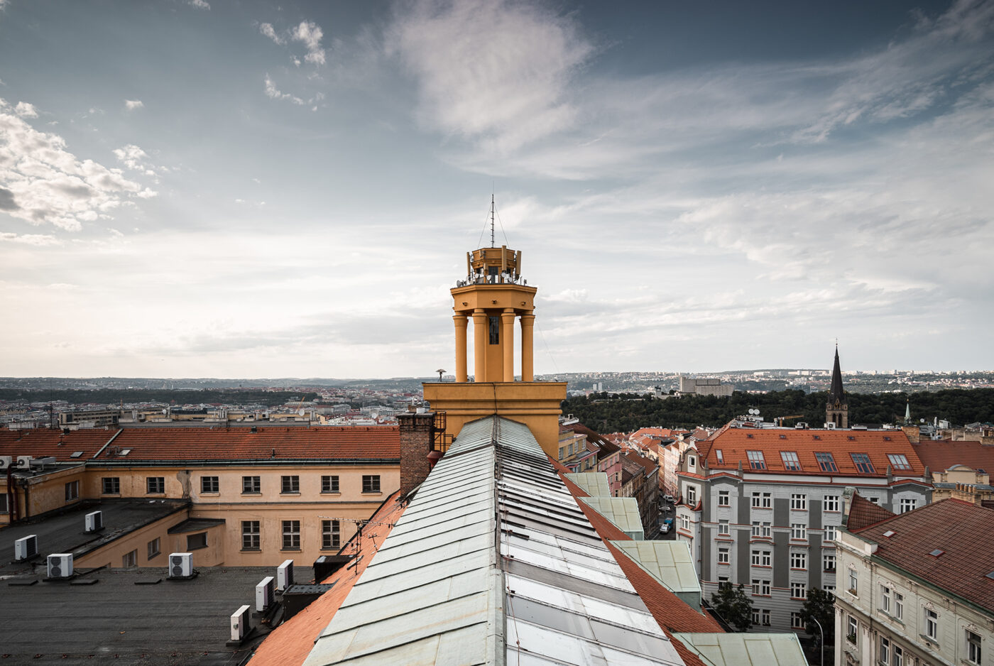 Meziměstská telegrafní a telefonní ústředna Žižkov.
Výhled z Městské telefonní ústředny ve Fibichově ulici. Pohled na druhou věž.