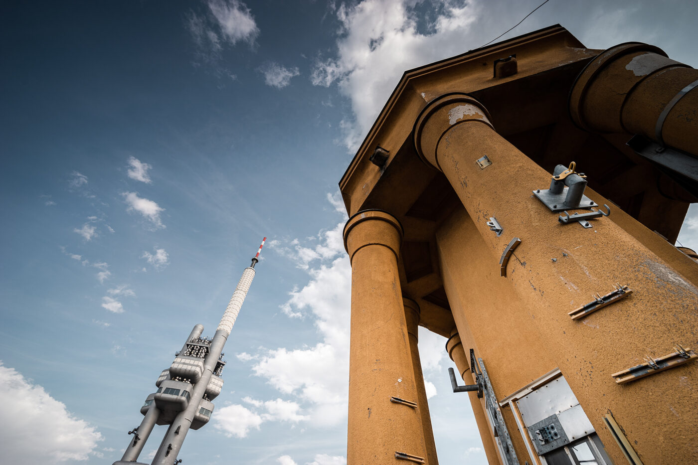 Meziměstská telegrafní a telefonní ústředna Žižkov.
Výhled z Městské telefonní ústředny ve Fibichově ulici. Se Žižkovským vysílačem.