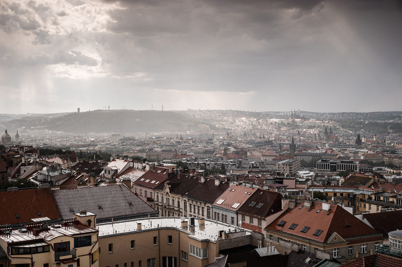 Meziměstská telegrafní a telefonní ústředna Žižkov.
Výhled z Městské telefonní ústředny ve Fibichově ulici. Praha v dešti.