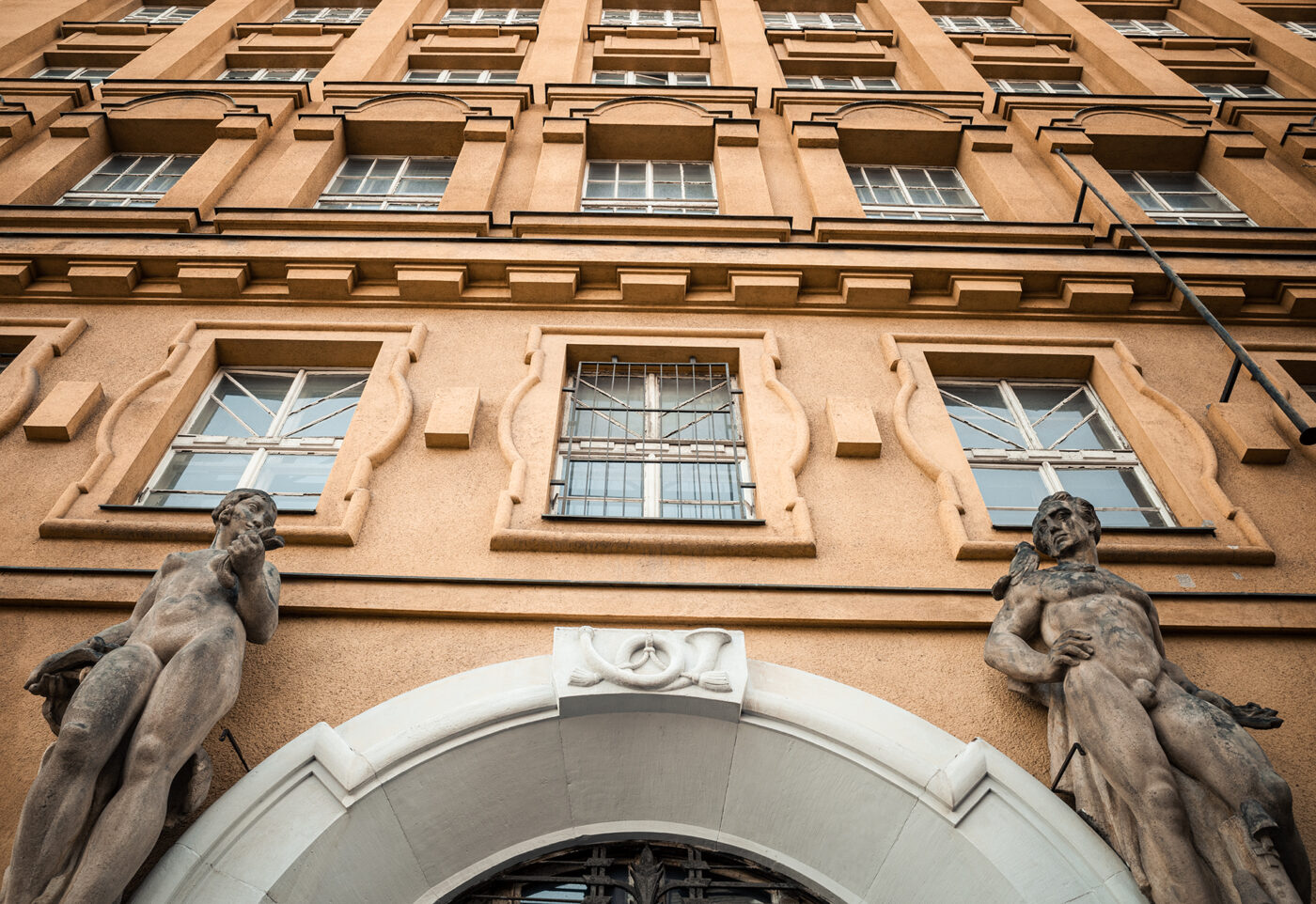 Meziměstská telegrafní a telefonní ústředna Žižkov.
Budova Městské telefonní ústředny ve Fibichově ulici. Sochy u vchodu.