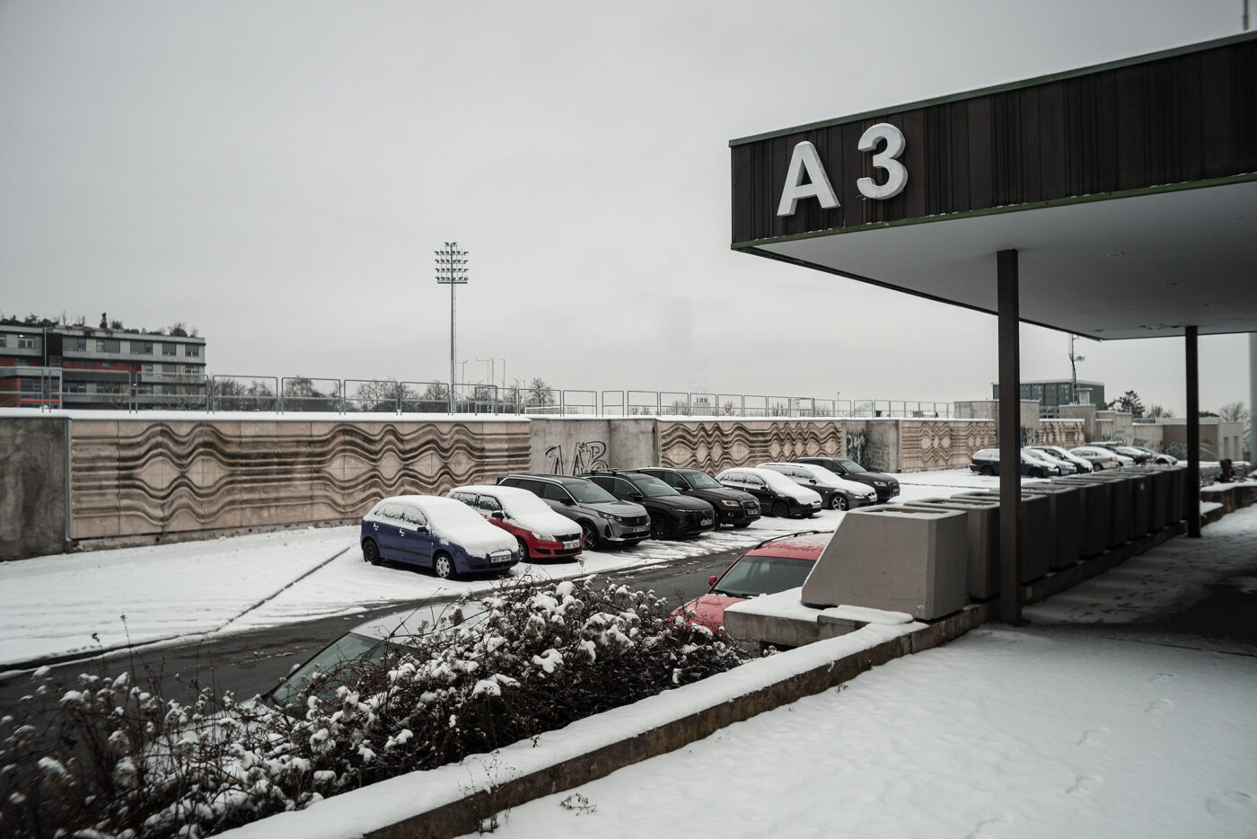 reliéf betonová stěna sochařů Nováka Judla na pražském Strahově