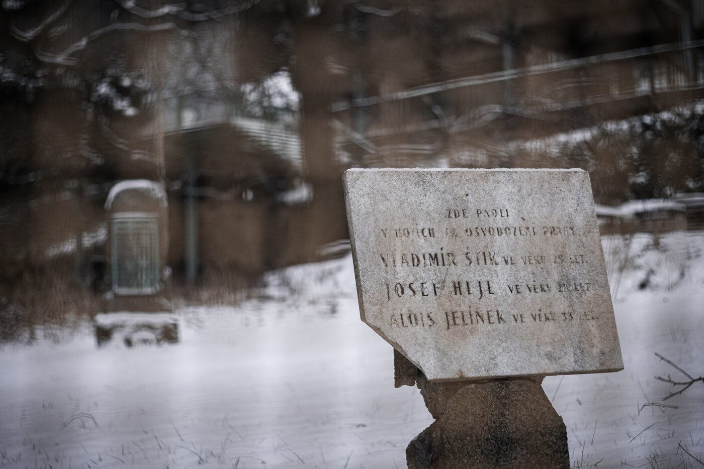 pomník a pamětní deska obětem nacismu u stadionu Evžena Rošického na Strahově