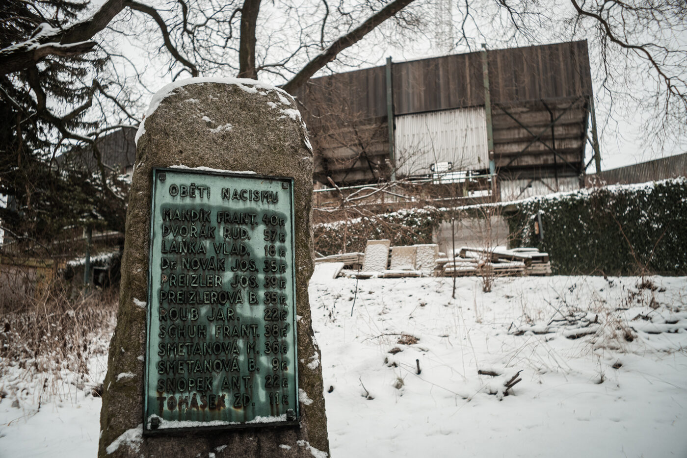 pomník a pamětní deska obětem nacismu u stadionu Evžena Rošického na Strahově