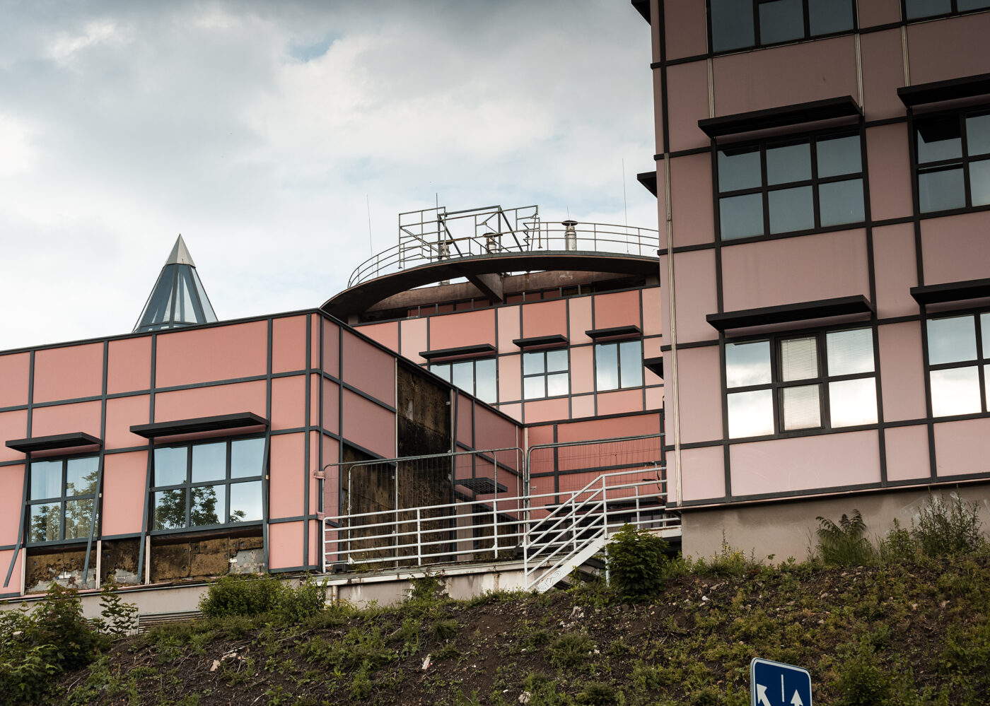 Budova KB Nonet na náměstí OSN, pohled z dálky