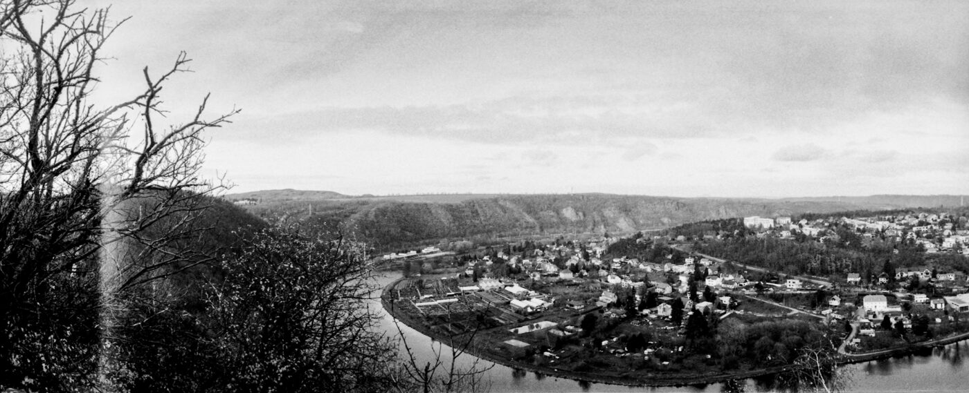 Analogová Panoramatická fotografie Prahy, Praha panoramatická, fotoaparátem Horizon 202, Roztoky, vyhlídka Hřivnáč